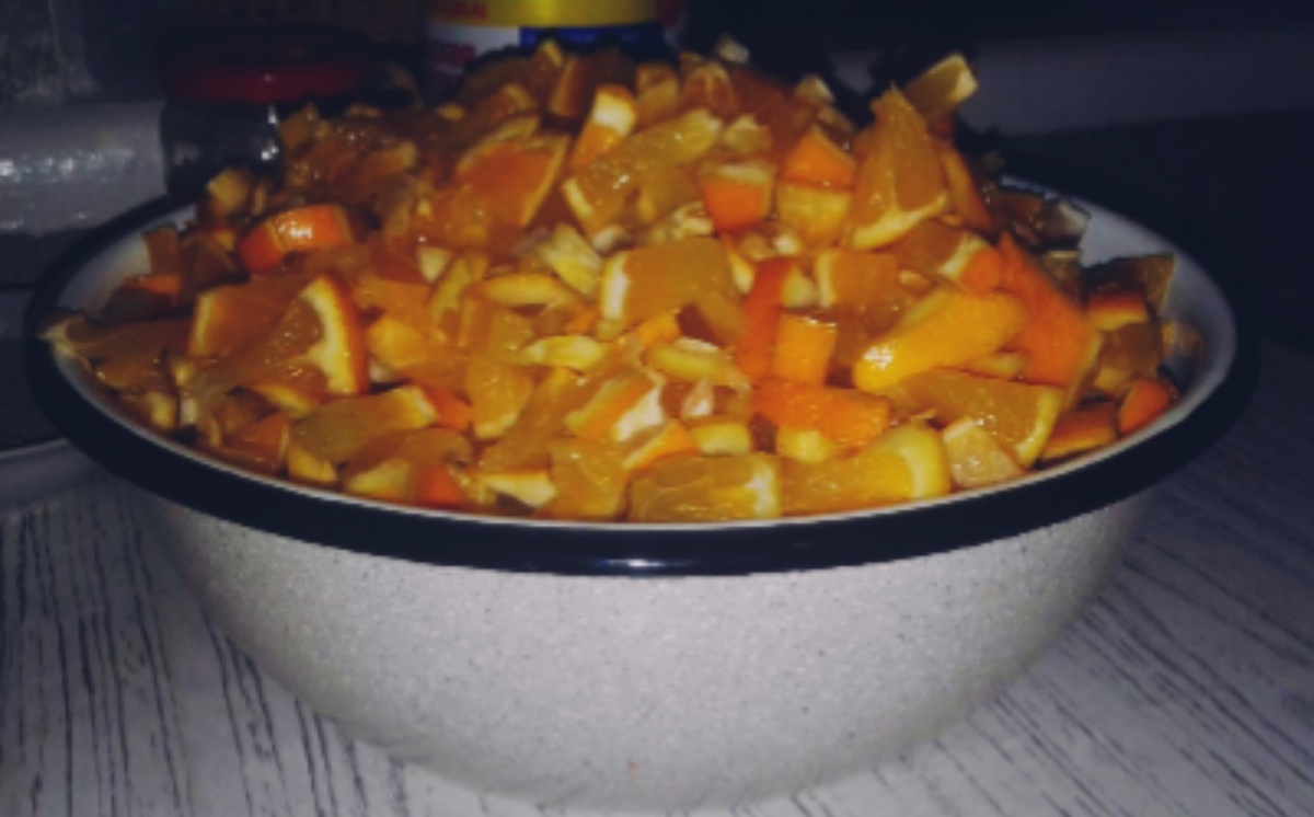 Порезанные лимоны и грейпфрут 