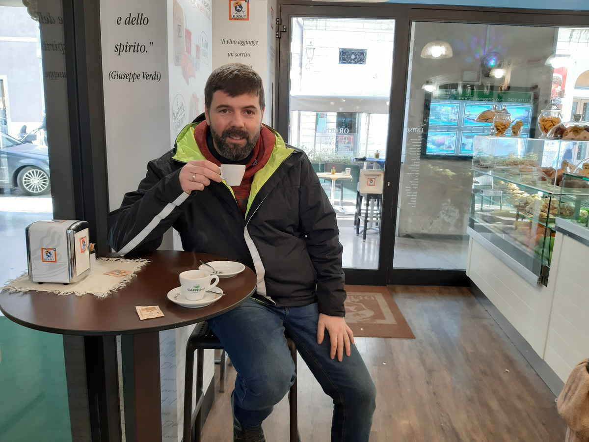 завтрак туриста в итальянской кофейне. Конечно "напёрсток" кофе и воздушный круассан. Но как говорится - не кофем единым... :) 