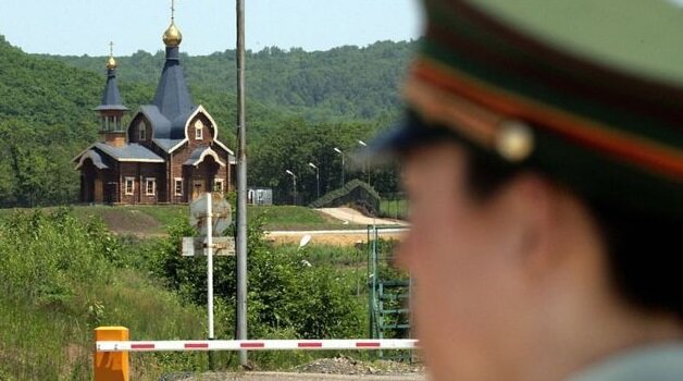 Суйфэньхэ, где проживает около 100 000 человек, имеет автомобильный и железнодорожный переезд с Россией