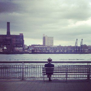 Среди различных характеров и темпераментов существуют определенные психотипы, которые наиболее подвержены уединенному образу жизни. Прежде всего, такой категорией являются люди с низкой самооценкой. Многие подвержены критике собственной внешности, другие верят тем, кто указывает на их слишком большой нос, лишний вес и плохой стиль в одежде. Следствием этого является уверенность в своей абсолютной непривлекательности и невозможности найти партнера.