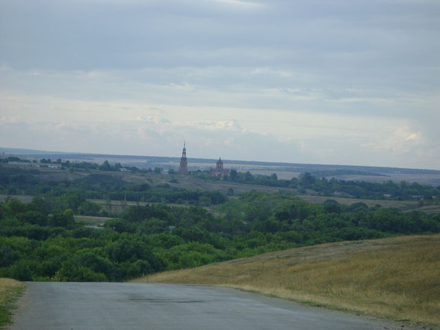 Кроны деревьев на переднем плане,находятся на небольшом островке 