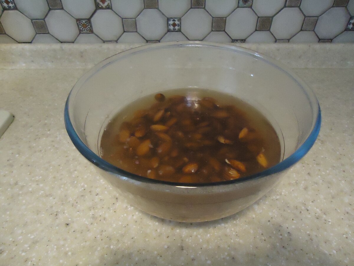 Миндаль заливаем кипятком. Фото автора.