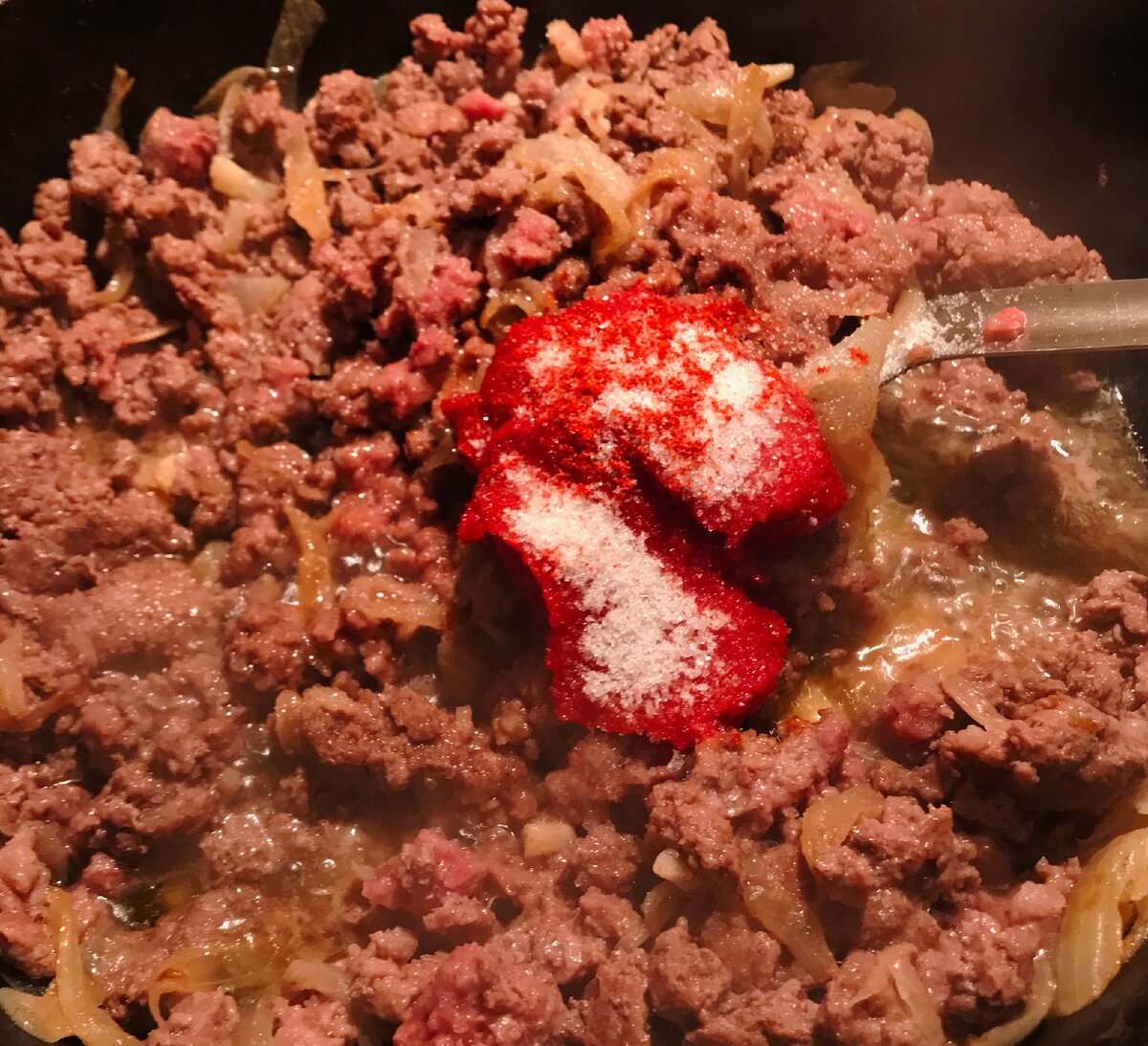 Важно достаточно хорошо обжарить томатную пасту с фаршем, а потом хорошо его протушить. Это делаеться для того, чтобы купировать неприятный привкус сырой томатной пасты. Чтобы сбалансировать кислый вкус пасты, добавляем сахарный песок.