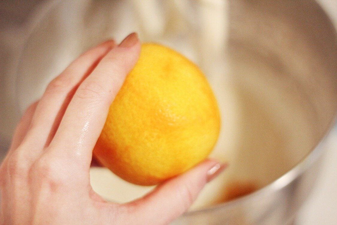 вот так должен выглядеть апельсин, с которого сняли цедру. не доходите до белых частей корки!