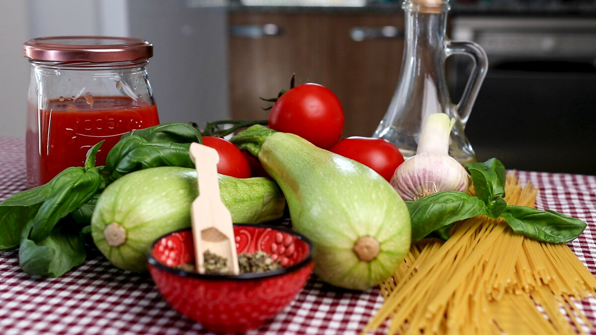 Рецепт спагетти с кабачками очень прост и для приготовления нам понадобятся ингредиенты, которые можно найти в любом магазине.