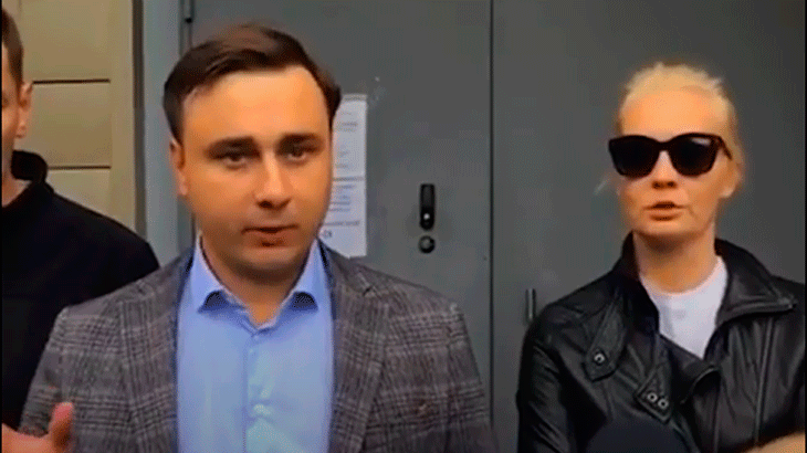 Иван Жданов и Юлия Навальная на пороге омской больницы