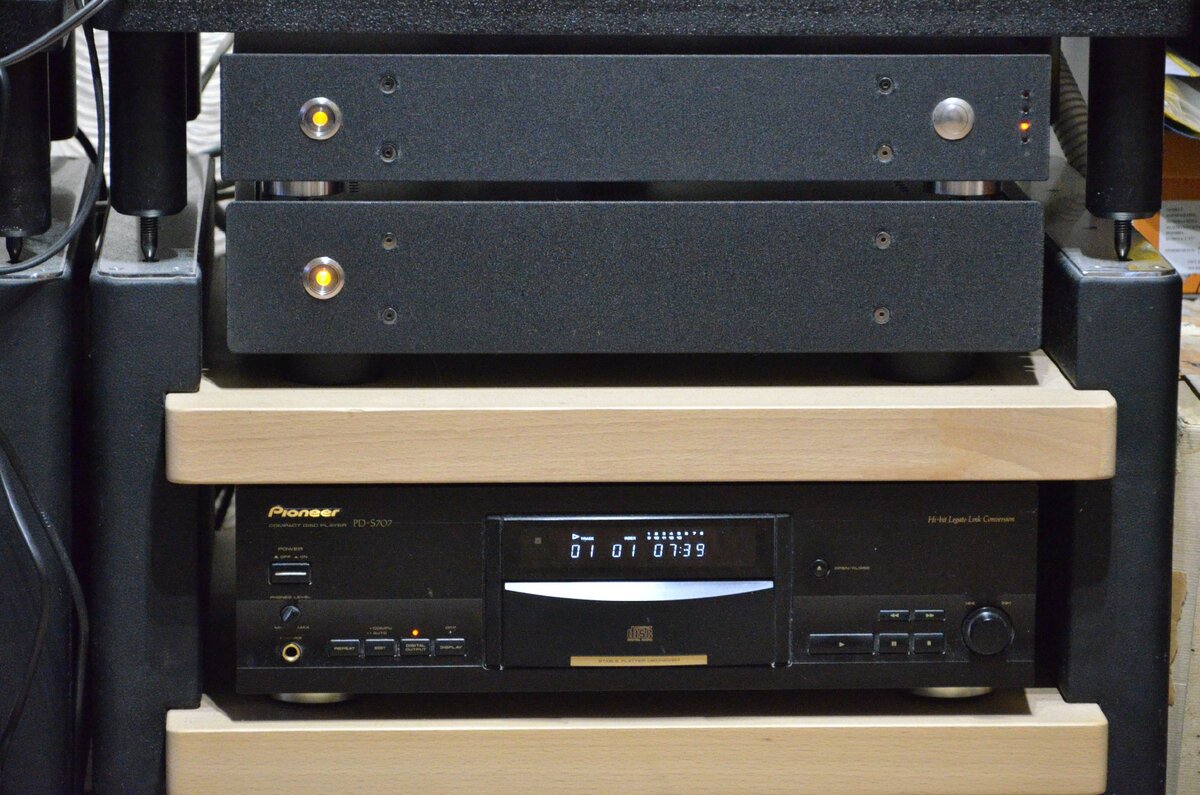 На фото сверху вниз: авторский ЦАП, сетевой фильтр,проигрыватель компакт-дисков Pioneer PD-S707.Фото автора.