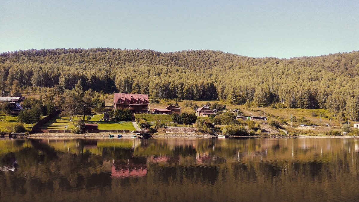 Вид на село Пороги с противоположного берега Большая Сатка.
