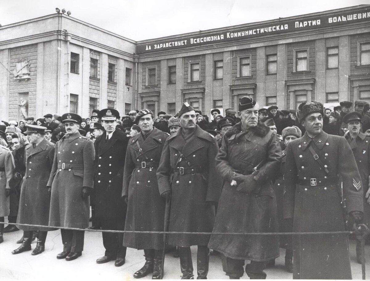 Куйбышев столица ссср. Парад 7 ноября 1941 года в Куйб. Парад в Куйбышеве в 1941.