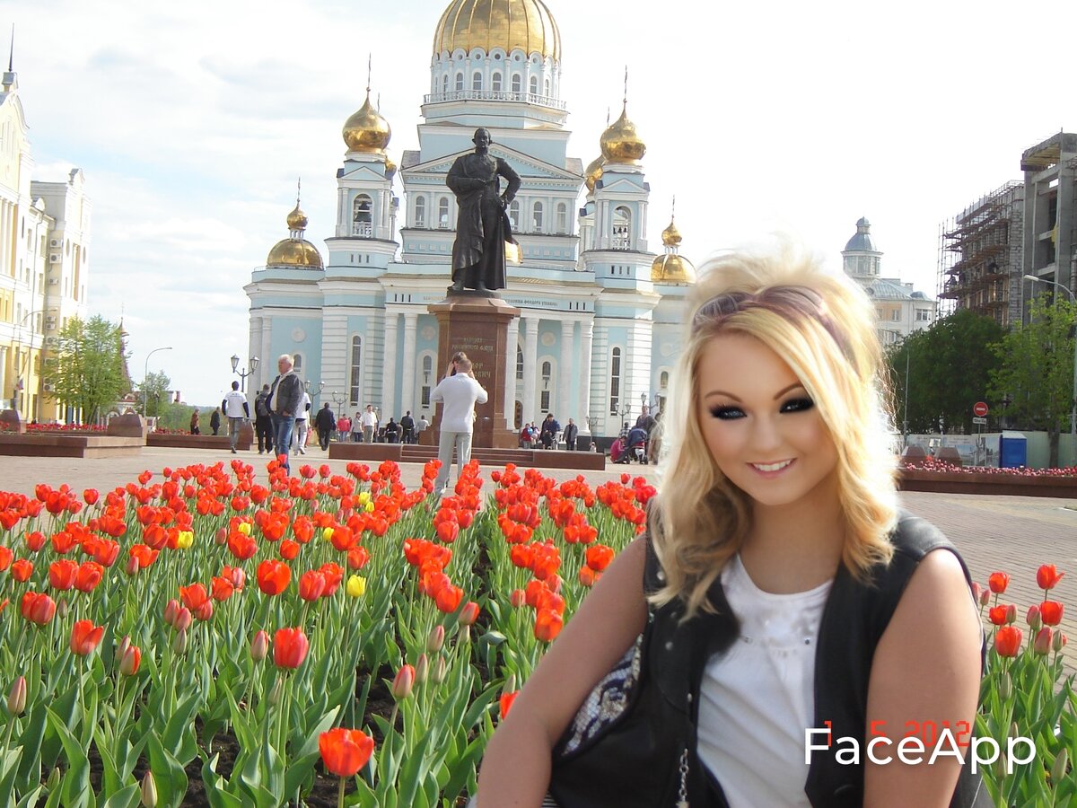 Юристы Саранска. Юрист Черных Татьяна Сергеевна на фоне Храма им. Ушакова в столице Республики. Республика Мордовия. 2012 год.