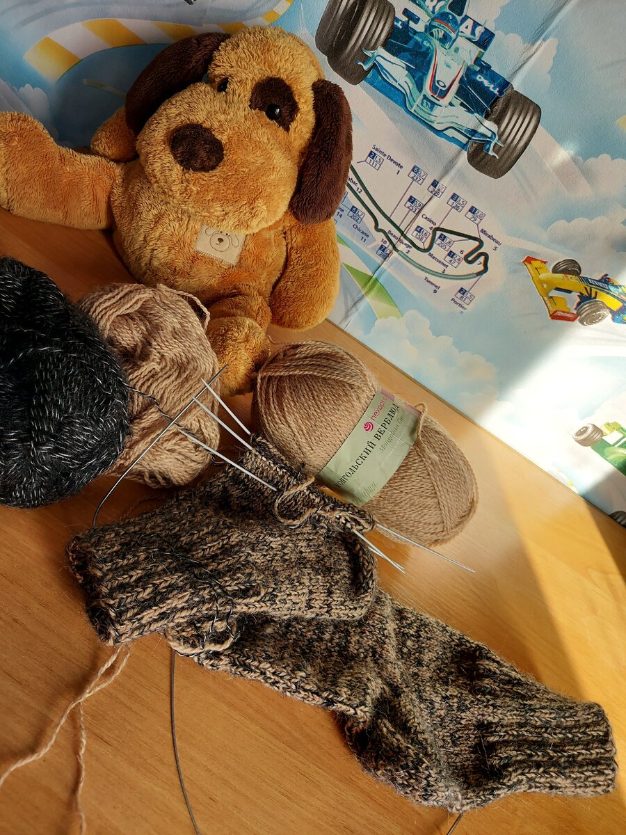 Носочки из верблюда сейчас в работе. 44 размер)).