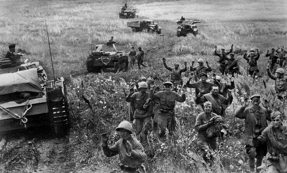 Трагический момент СССР в годы войны... Чёрно-белые тона...