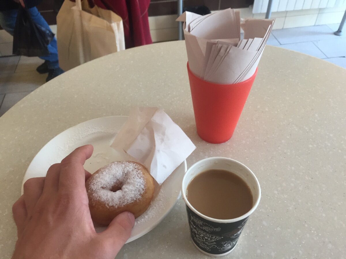 В красном стакане - салфетки из нарезанной бумаги