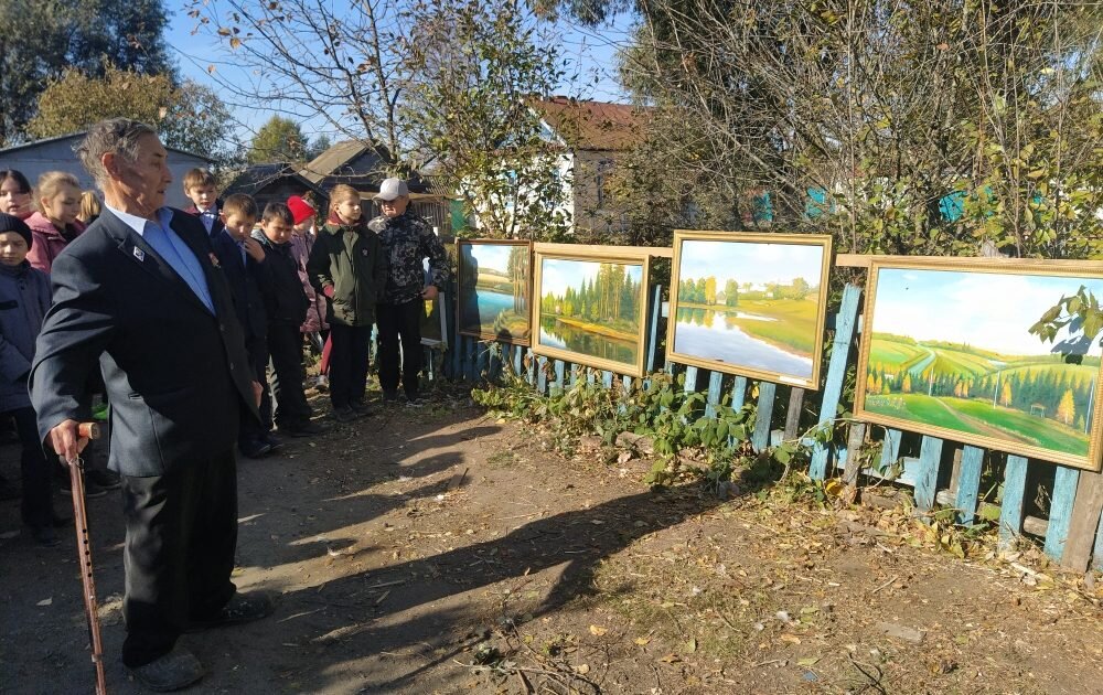 Николай Бабанов рассказывает школьникам о своих картинах