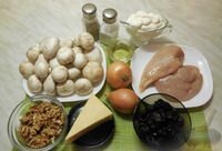 Подготавливаем продукты для салата с курицей, черносливом и орехами.