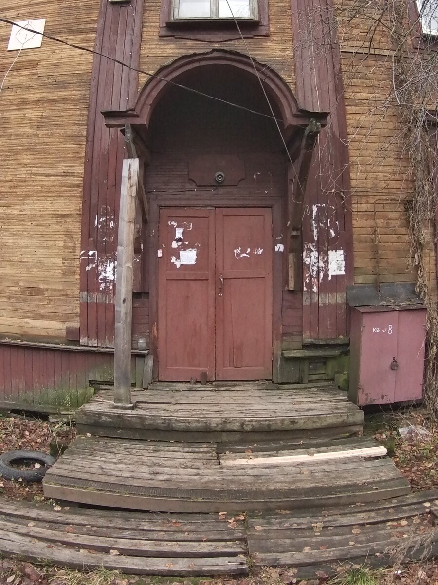 Полукруглый деревянный козырёк поддерживают резные кронштейны. Для безопасности пришлось подпереть красоты доской