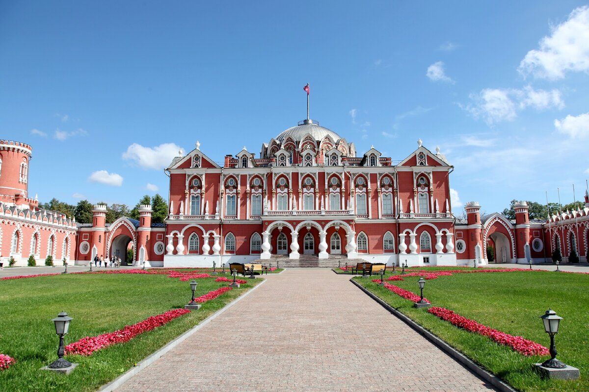 петровский замок в москве