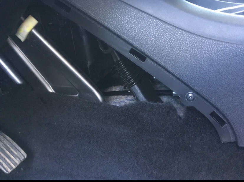 Водительская панель снятая и тут ещё винт Torx20
