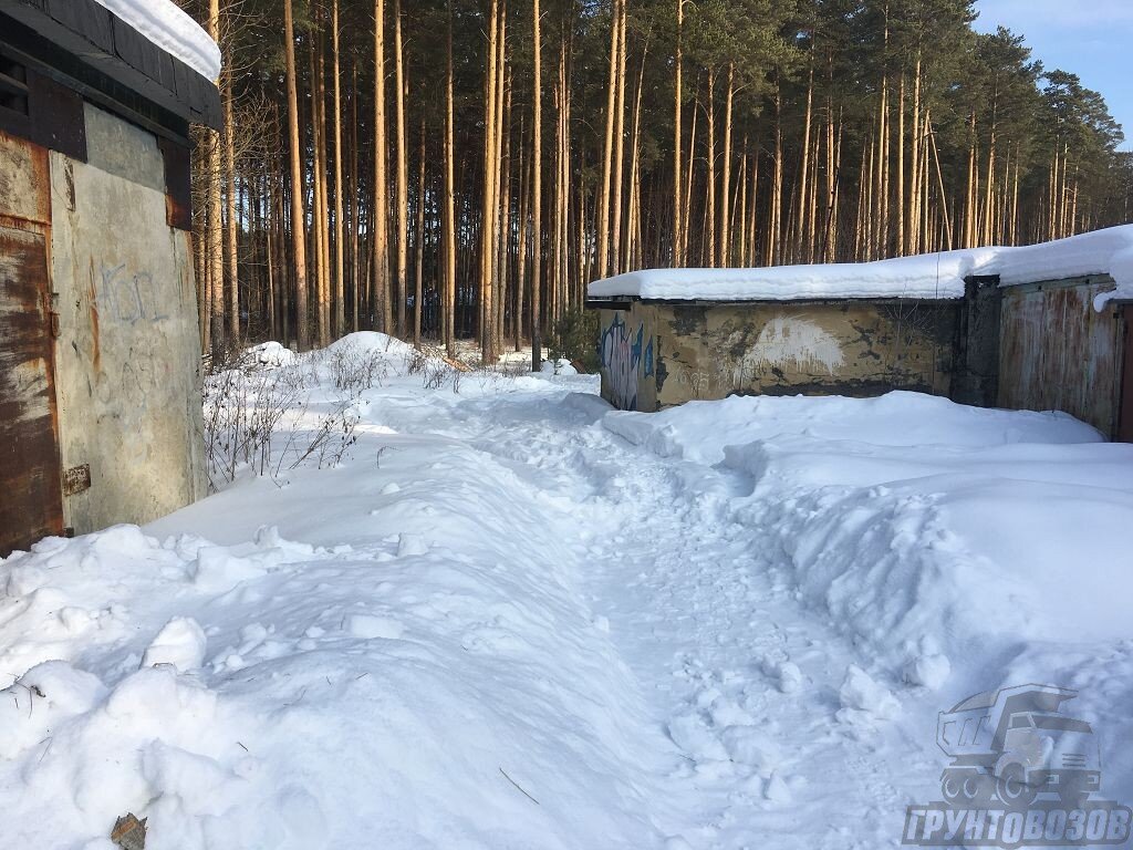 Так выглядит типичный гаражный комплекс, не объединенный в ГСК. Снег здесь почти никогда не убирают