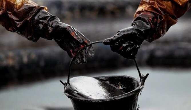 Нефть-природное ископаемое топливо, представляющее собой маслянистую жидкость мутно-жёлтого или светло-коричневого- вплоть до чёрных цветов, обладающую специфическим запахом.