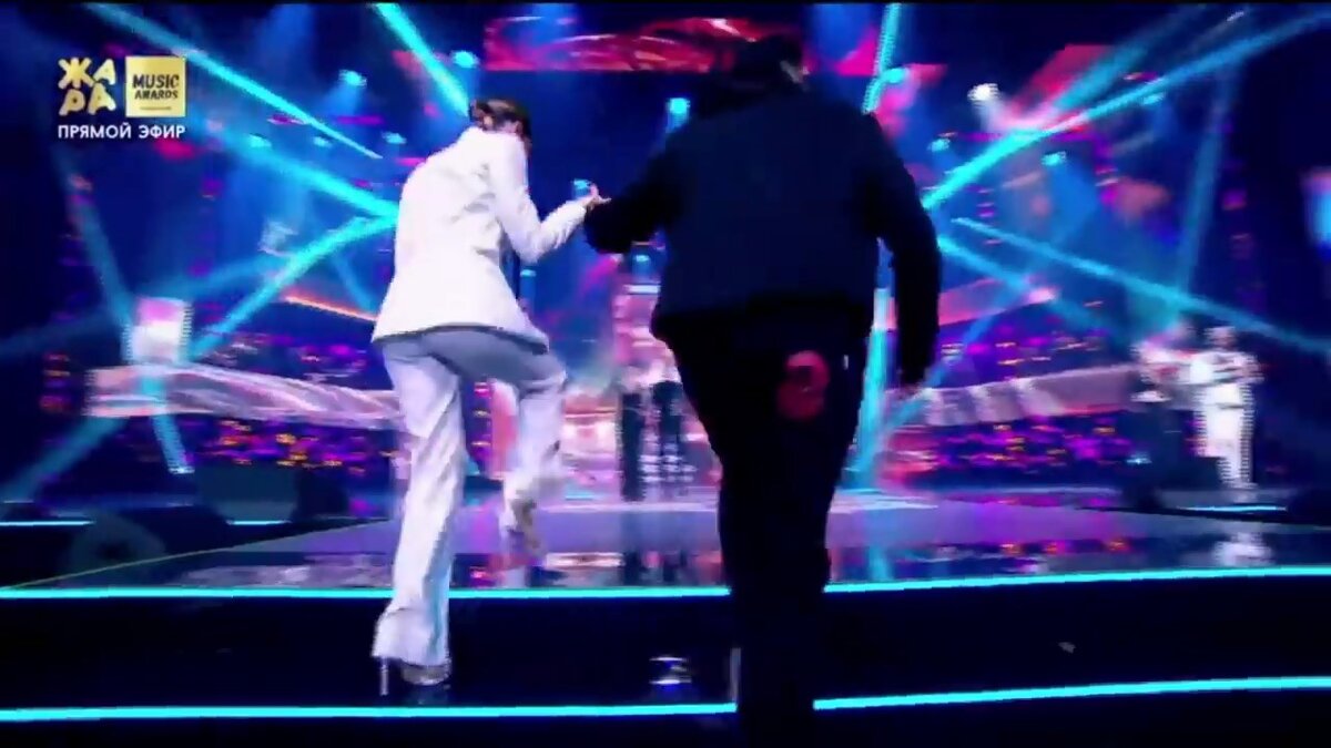 Егор Крид с Нюшей за руки поднялись на сцену на вручение премии. Источник: https://www.youtube.com/watch?v=CqiEmwoC5tY