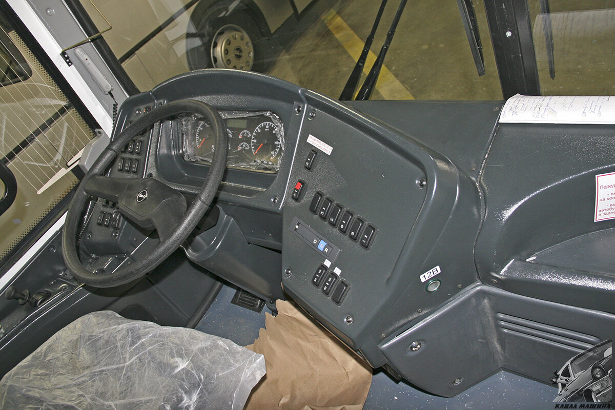 Панель приборов с пультом управления автоматической коробкой передач  ZF . Кстати, «механику» на такие кузова в то время уже даже не предлагали