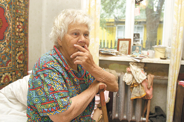 Женщина пенсионерка. Бабушки которым нужна помощь. Бабушки которым нужна помощь. Бабушка. Бабушки которым нужна помощь.