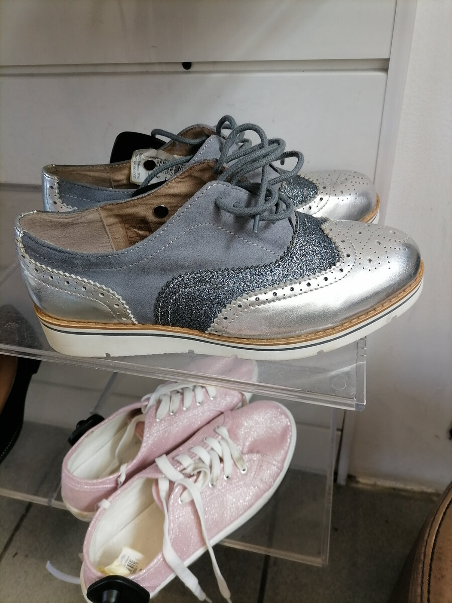 Вот такие серебряного цвета лофферы, поправьте меня, если я их не правильно назвала, небольшой износ имеется, цена со скидкой - 560рублей.