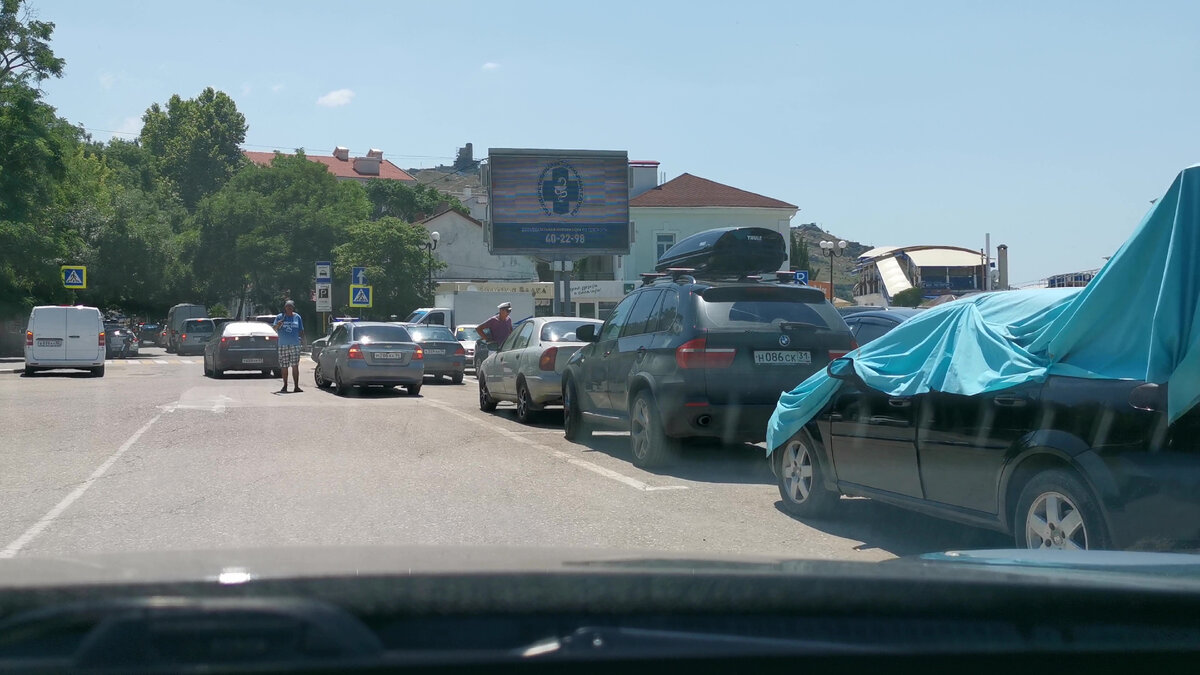 Паркинг справа весь забит, прямо вверх начинаются узкие улочки, тоже забиты