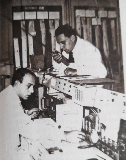 Братья Джованни Батиста (сидит) и Ахилл Джудика-Кордилья в поисках космических переговоров.