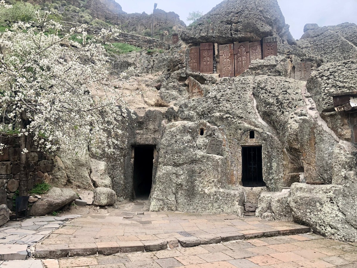 Вход в монастырские помещения и хачкары (камни с крестами). Фото автора
