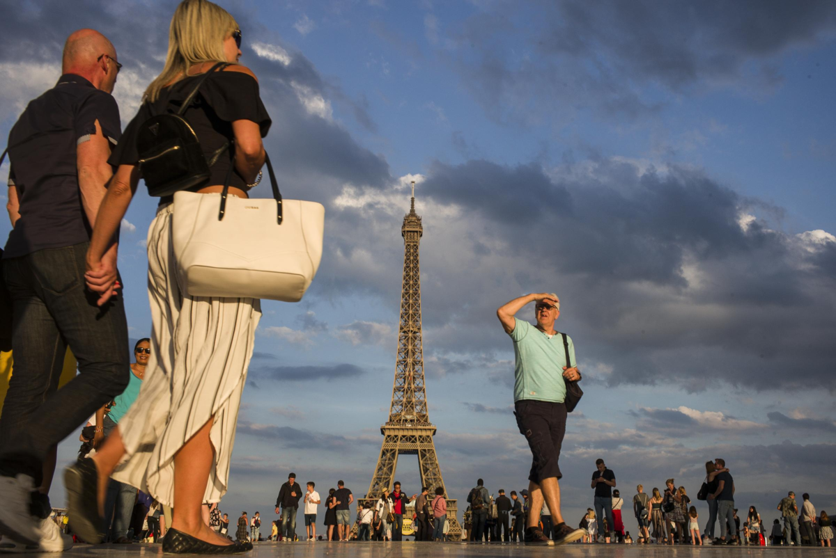 И является популярным среди. Туристы в Париже. Париж туризм. Туризм во Франции. Русские туристы в Париже.
