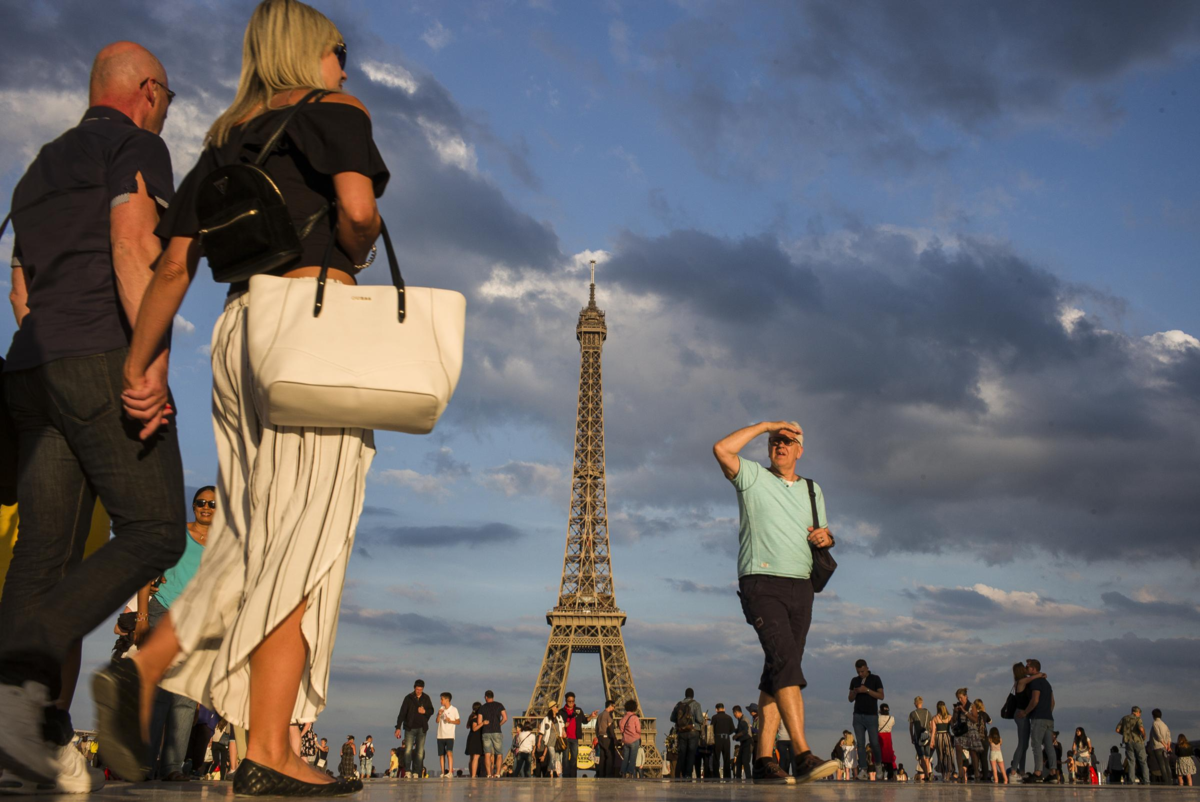 I to travel to france. Париж туристы. Туристы в Европе. Туризм во Франции. Русские туристы в Париже.