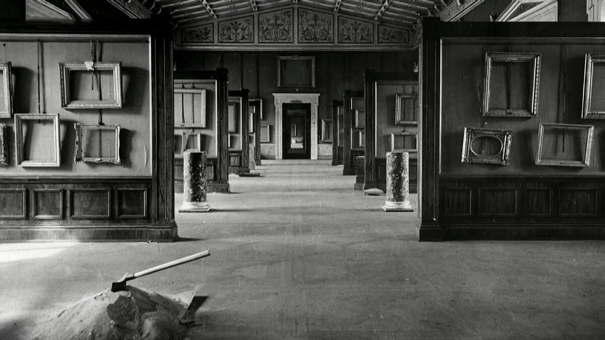 Пустые картинные рамы в залах Эрмитажа. Их не снимали, чтобы упростить сортировку полотен в будущем