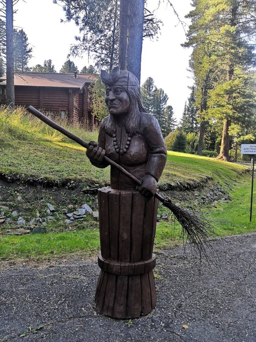 Памятник Бабе-Яге. Фото из личного архива