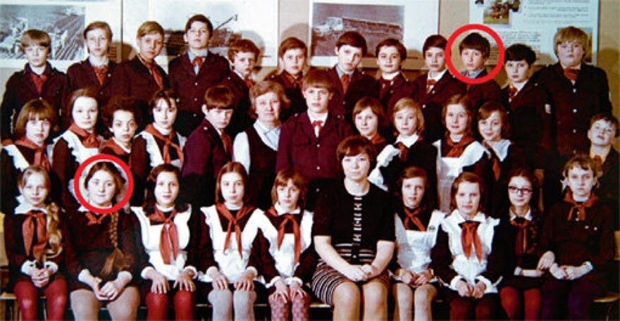 Ольга Насырова и Роман Абрамович (обведены красным) в 5 классе. Фото: личный архив