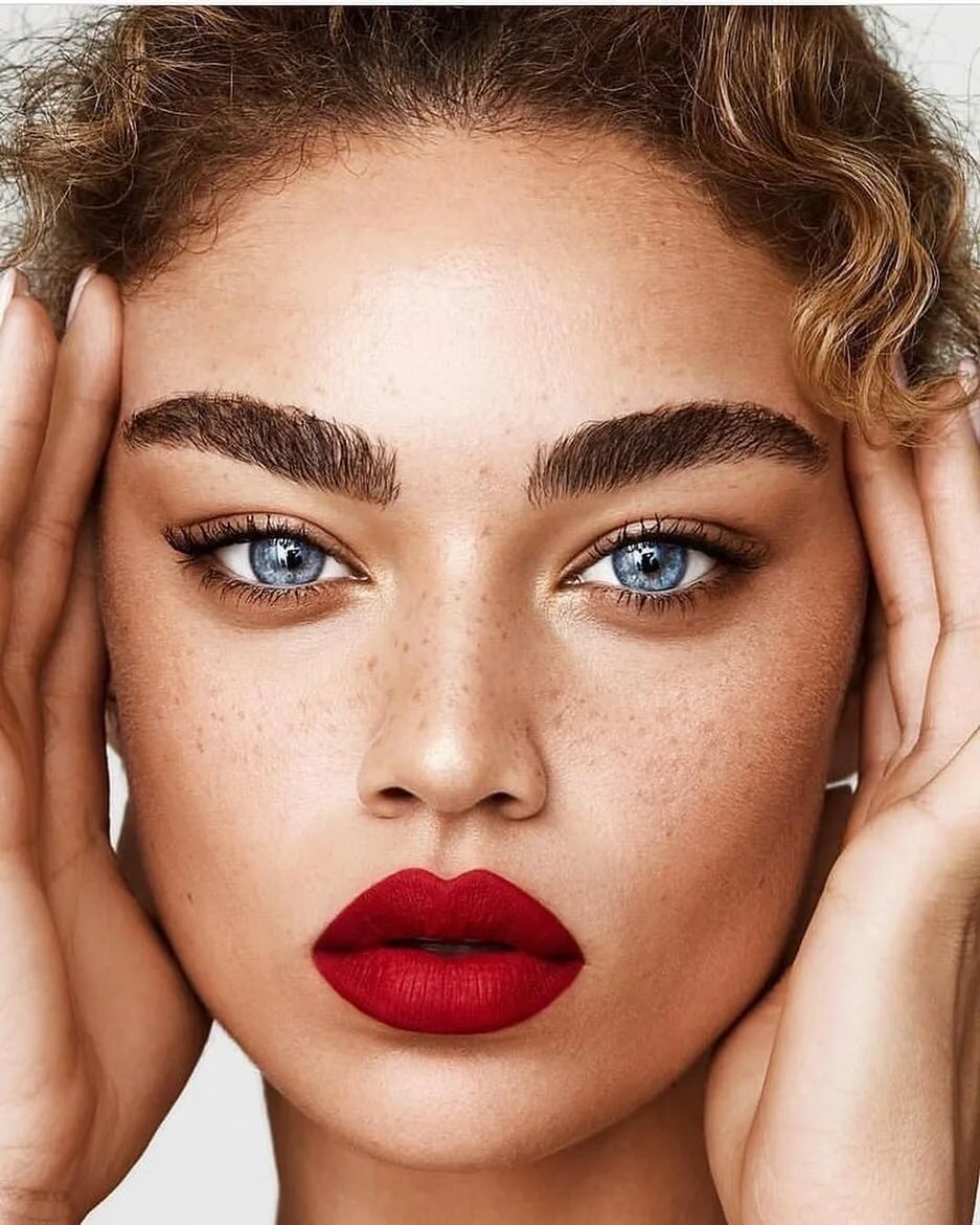 Ежедневно на современного человека обрушиваются потоки информации. Работа, учеба, семья, родственники, друзья, газеты, телевидение. К сожалению, часто нам приходится слышать неутешительные вести.Спросите себя – можете ли Вы, проснувшись в прекрасном настроении, сохранить позитивное отношение до конца дня, несмотря ни на что? 
Утром за завтраком Вы смотрите новости, как всегда в них мало радостных событий. По дороге на работу Вы толкаетесь в переполненном вагоне метро или томитесь в пробках. На работе терпите деспота начальника и невыносимых коллег с их болтовней… продолжать можете дальше по своему усмотрению.

Если подытожить каждый наш день, то как же много негативной информации мы вынуждены перерабатывать. Эта информация заставляет нас переживать, нервничать, волноваться, искать выход из кучи проблем. Настроение портится, ухудшается внимание, продуктивность, мы заболеваем, поддаемся депрессиям.

Отсюда следует вывод, что необходимо защищаться от негатива. Как же грамотно это делать?

Для начала ограничьте поток негатива. Не удивляйтесь, Вы можете это сделать. Не читайте газет и не смотрите программы, которые доставляют неприятные эмоции. Если Вы хотите быть в курсе происходящего, то просто выберите себе один выпуск новостей и не смотрите залпом все подряд.

Если Вам предстоит неприятный разговор с начальством или вокруг Вас происходят раздражающие события, представьте, что на Вас надет стеклянный колпак. Он Вас защищает от всего плохого и неприятного. Вы непробиваемы. Представьте, что враждебные слова окружающих как шарики отскакивают от стеклянного колпака, защищающего Вас. Ещё немного и покажется, что даже неприятные звуки стали тише.

Вспомните девиз Карлсона: «Спокойствие, только спокойствие!». Представьте себе образ, который олицетворяет для Вас спокойствие и умиротворенность. В нервозной ситуации представляйте, что Вы являетесь этим образом. Ничто во всей Вселенной не сможет нарушить гармонию в Вашей душе.

Представьте себе, что Вы являетесь зрителем театрального представления. Все люди вокруг Вас – актеры. Экстремальный вариант решения проблемы, который на самом деле великолепно работает. Оцените костюмы артистов. Хорошо ли они выучили свои реплики, уверенно ли держатся на сцене? По силе каждому из них их роль или нет? Практикуйтесь, и быть может, подобный вариант придется Вам по душе.

Негативная информация должна иметь выход. Кто-то хлопает дверьми, кто-то бьет сервизы, кто-то плачет на плече у друга.
Подумайте – какой именно вариант Вам ближе и удобнее. Тренируйтесь. А может быть, со временем Вы изобретете и собственные способы защиты от негативной информации.

