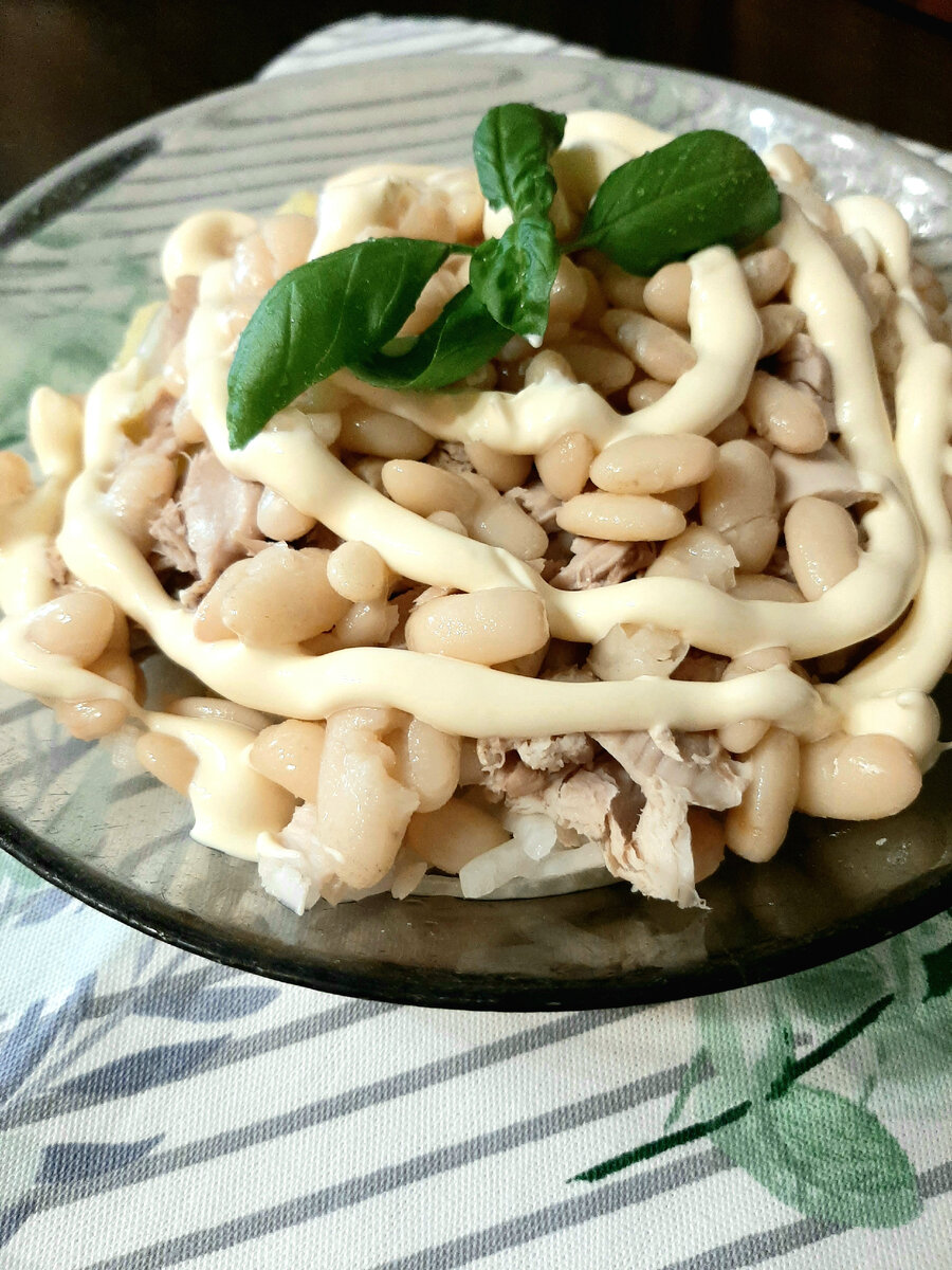 Вкусный, сытный, из доступных продуктов салат с фасолью и курицей