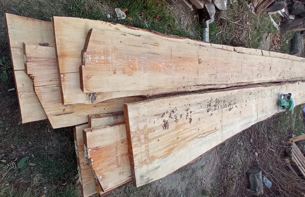 Одна такая сосновая доска (сухая) весит примерно 85 кг, дуб или карагач гораздо тяжелее