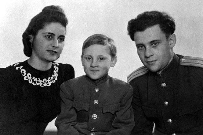 Фото: foto-history.livejournal.com юный Владимир Семенович Высоцкий со своим отцом - Семеном Владимировичем (Вольфовичем) Высоцким и мачехой - Евгенией Степановной Лихалатовой