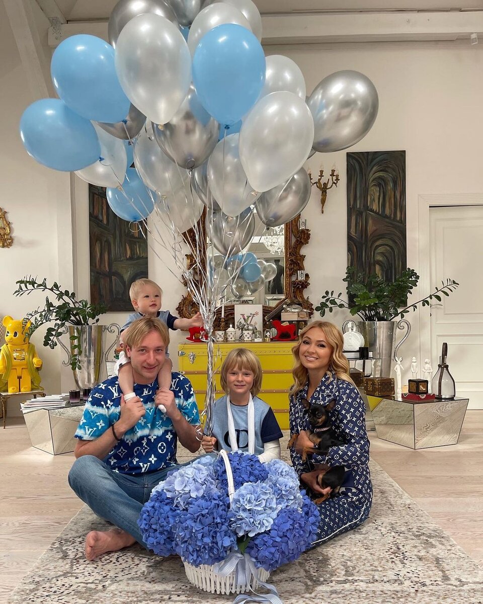 Евгений Плющенко и Яна Рудковская с детьми