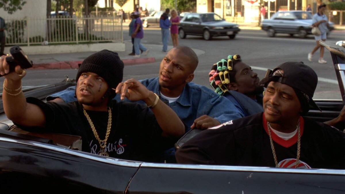 Я не могла в темноте видеть пассажиров BMW. Но в голове стояла именно эта картина. Кадр: фильм «Не грози южному централу, попивая сок у себя в квартале»