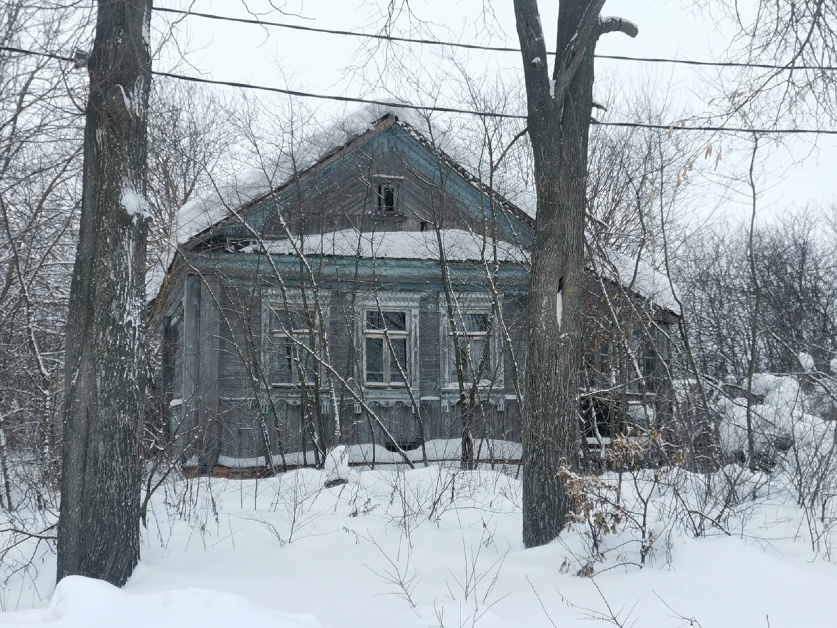 Среди домов немало тех, котоырые оставлены не просто на зиму, а вообще. 