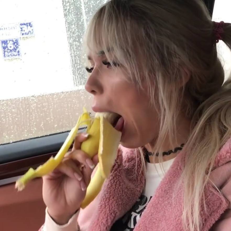 девушка заглатывает банан. сьюзан гренни. заглот бабушек. красивые девушки с глубокой глоткой. девушка с бананом.