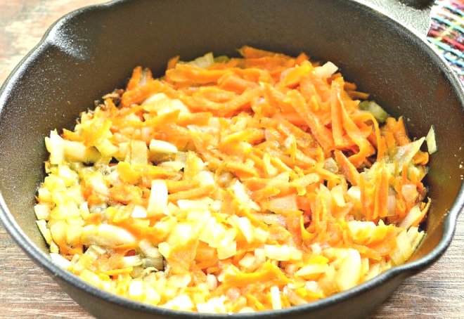 Обжариваем лук и морковь