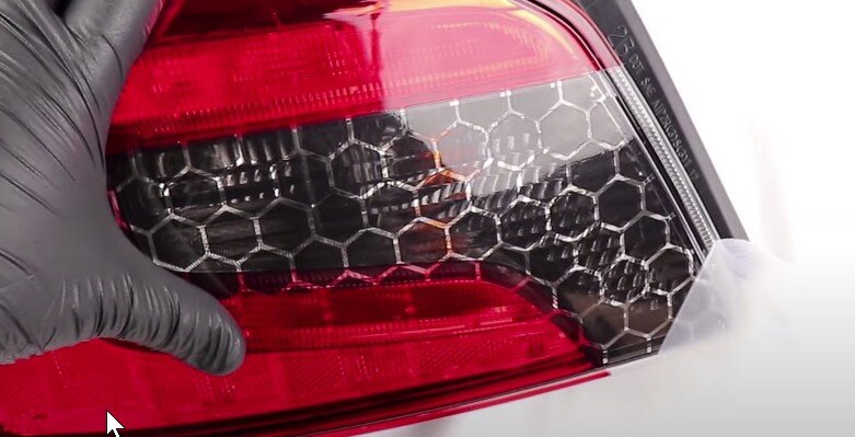 Наклейки в виде сот на заднем фонаре