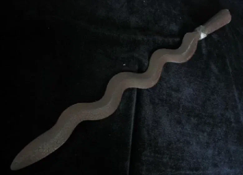 Как и у фламберга, наконечник "змеиного копья" состоит из ряда последовательных противофазных изгибов. Но часть лезвия оставляли прямым, чтобы колоть ("жалить") и рубить как обычным мечем-цзянь. Лезвие при этом затачивали по всей длине клинка, порой дополнительно разводя волны клинка, например, как у современной пилы-ножовки.