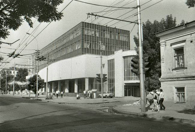 1986. Двойное пересечение проводов с Обуховского переулка