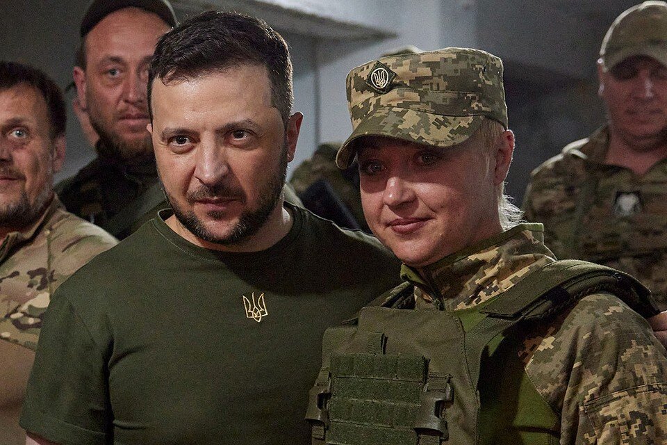     Президент Украины Владимир Зеленский во время посещения воинской части ВСУ.  REUTERS