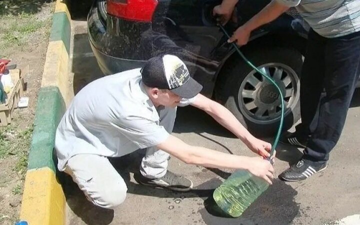 Примерно так выглядит процесс слива бензина. Машина не наша, фото из интернета, любое совпадение внешности считайте случайным.